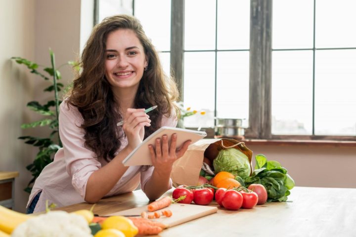 Saúde da mulher: alimentação equilibrada é uma aliada em diferentes fases da vida