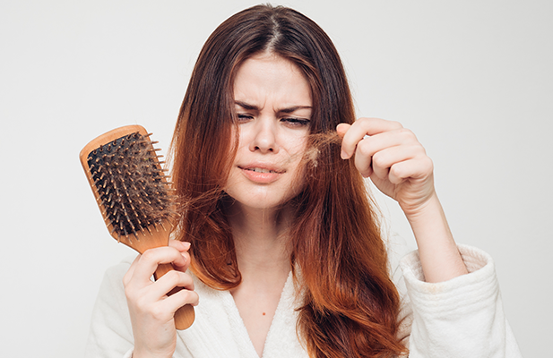 Queda de cabelo no Inverno – Especialista em cabelos e doenças do couro cabeludo, o dermatologista Breno Marques explica como o frio age na queda